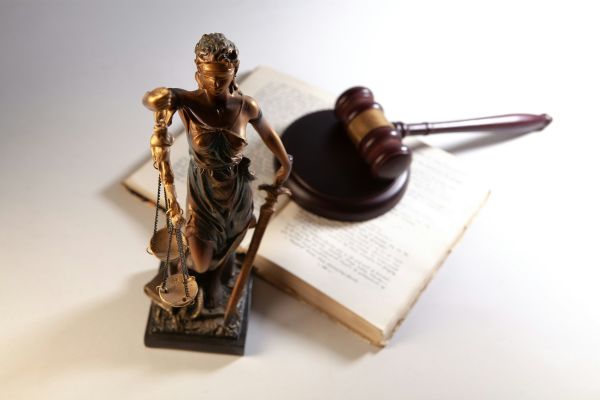 Comment choisir un avocat pour défendre un abus de confiance